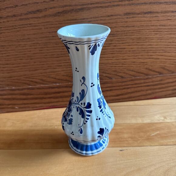 Delft Hand painted 8” Vase - Holland marked 250a - Picture 9 of 9
